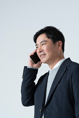 電話をする50代男性