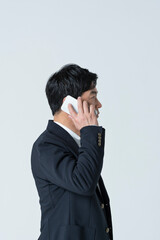 電話をする50代男性の横顔