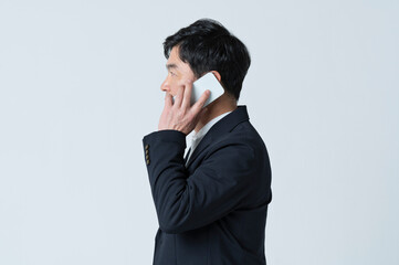 電話をする50代男性の横顔