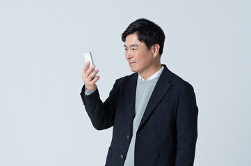 スマートフォンを使う50代男性