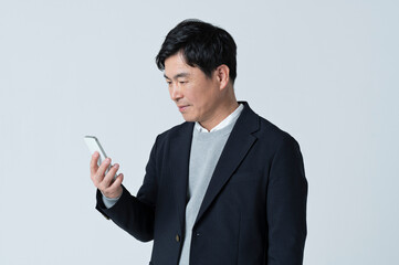 スマートフォンを使う50代男性