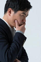 シリアスな表情をした50代男性