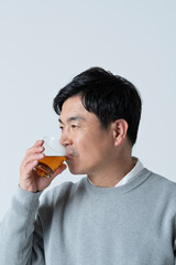 お茶を飲む50代男性