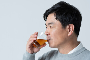 お茶を飲む50代男性