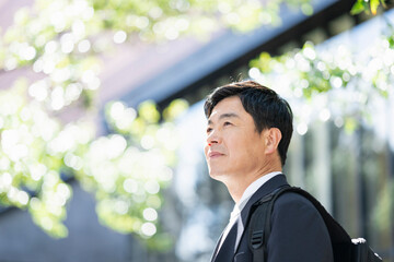 街中を歩く50代男性