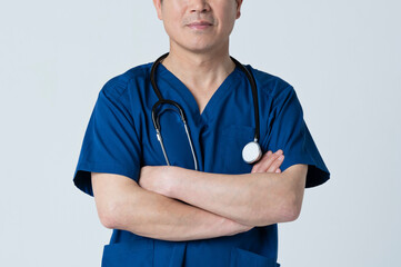 腕組みをした50代医療従事者