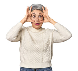 Naklejka premium Caucasian mid-age female on studio background keeping eyes opened to find a success opportunity.