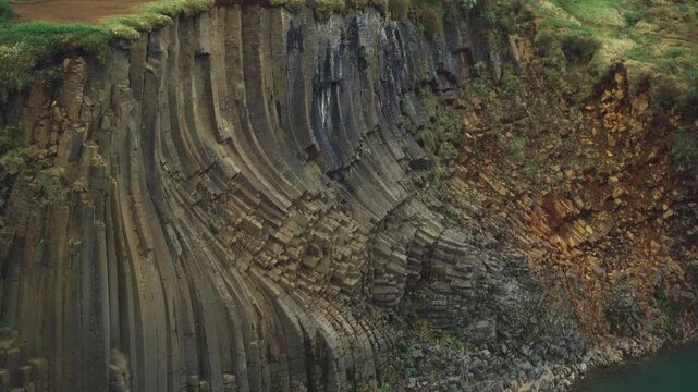 Sculpture dans la roche dans un cayon en islande