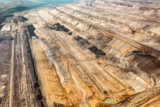 Der Tagebau Hambach ist der gr&ouml;&szlig;te von der RWE Power AG betriebene Tagebau in NRW. Die Gemeinden Niederzier, Kreis D&uuml;ren, und Elsdorf sind Betroffen.
