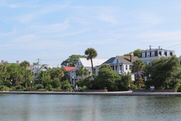 Obraz premium Houses along lake