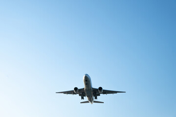 飛行する旅客機