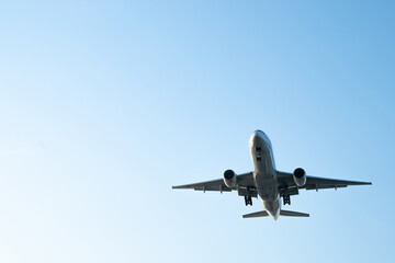 飛行する旅客機