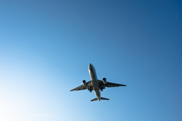 飛行する旅客機