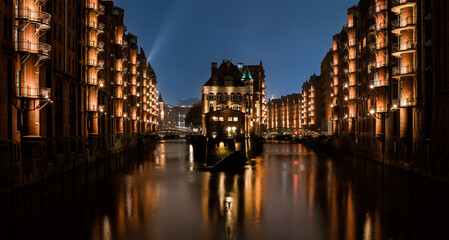 Fototapeta premium Wasserschloss in der Hamburger Speicherstadt zur blauen Stunde