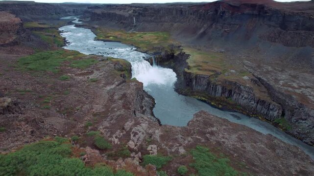 Grande cascade au milieu d'un cayon de roche volcanique