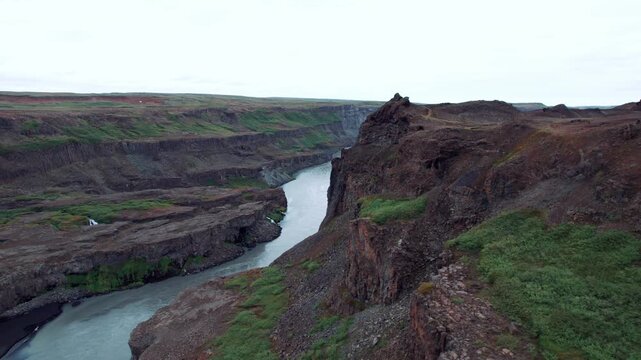 Fleuve au milieu d'un cayon de roche volcanique