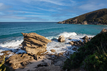 Wakacje i relaks nad morzem w Grecji, piękna linia wybrzeża, egzotyczny krajobraz, niebieskie niebo, klimat śródziemnomorski, wyspa Eubea, Grecja  © anettastar