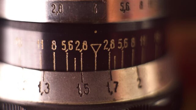 Focusing lens