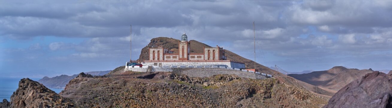 Leuchtturm Faro de la Entallada in Fuerteventura - breites Panorama mit Landschaft nahe Las Playitas, Kanarische Inseln
