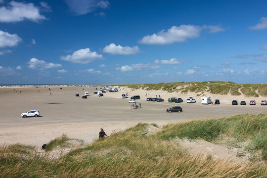 Blick auf die D&uuml;nenlandschaft am Autostrand Lakolk auf der d&auml;nischen Nordseeinsel R&oslash;m&oslash;.	