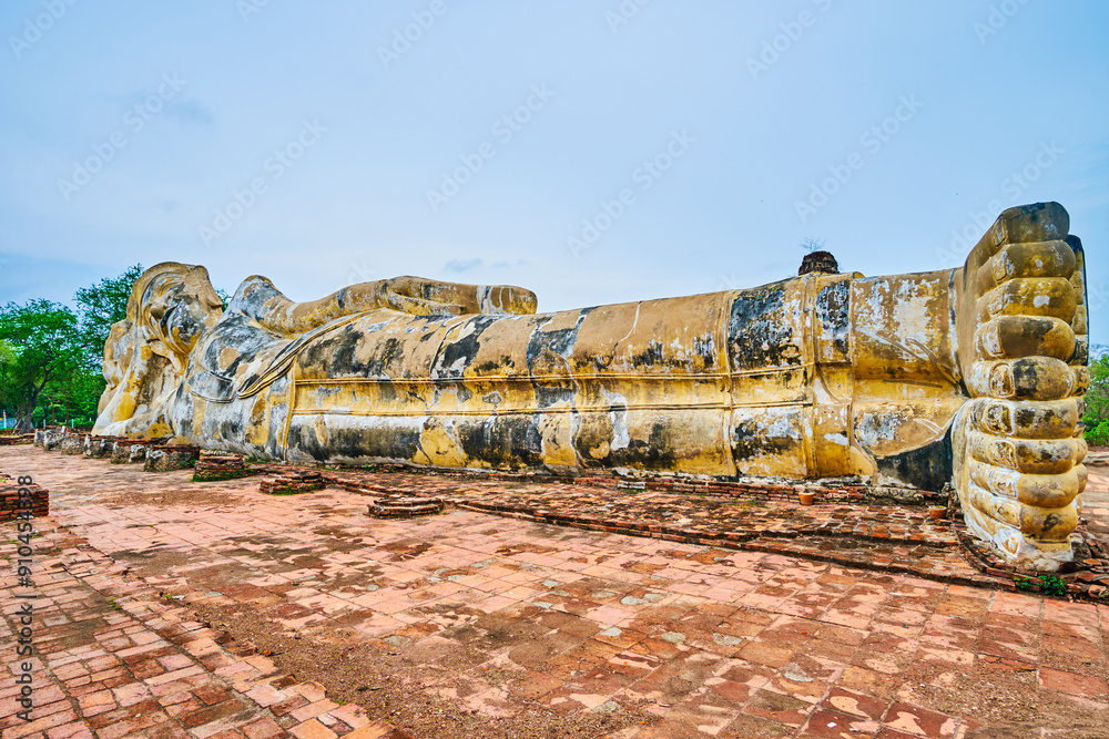 Poster The giant statue of Reclining Buddha, Wat Lokaya Sutha in Ayutthaya, Thailand