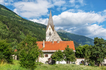 Fototapeta premium View of the church Pfarrkirche St. Martin, Obervellach, Austria