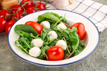 Salad with mozzarella and arugula