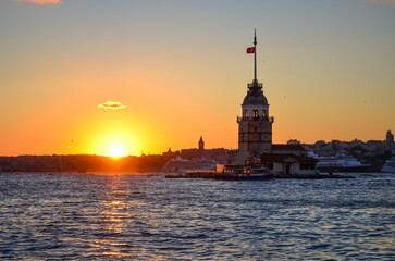 Fototapeta premium maiden tower with sunset over the bosphorus, istanbul