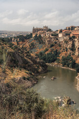 Vista de Toledo desde un mirador, paisaje a la antigua ciudad con su río pasando 