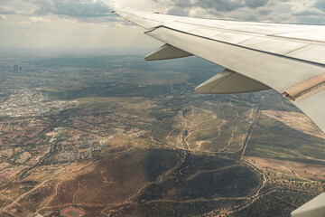 Naklejka premium Viajando en avión, mirando a través de la ventanilla