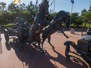 Naklejka premium Monument sculpture of horse and carriage for Route 66, Tulsa, Oklahoma, United States.
