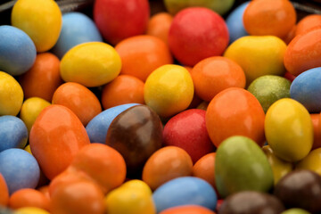 Bunte Schokoladen-Erdnüsse