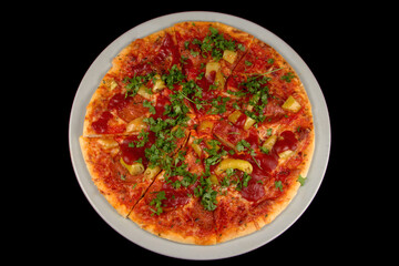Pizza Salami mit Peperoni und frischer Petersilie