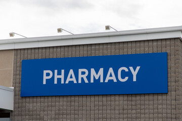 Obraz premium Pharmacy sign on a building