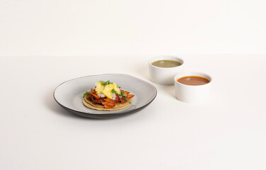 taco de pastor mexicano con salsa roja y verde en fondo blanco 
