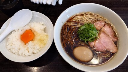 チャーシューとメンマと煮卵の乗った醤油ラーメンと玉子かけご飯
