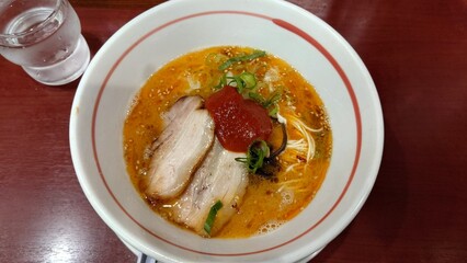 赤味噌の乗った豚骨ラーメン
