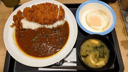 カツカレーと目玉焼きの定食