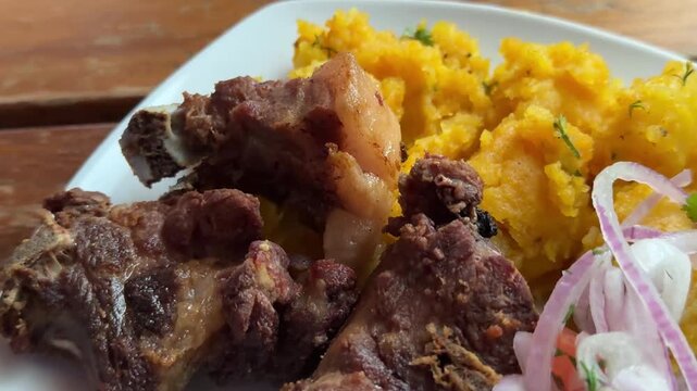Video de chicharrones de chancho con papas y sarza, comida peruana 
