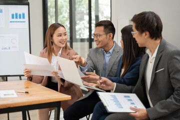 Business group Talk and consult to find solutions to work problems in the company.