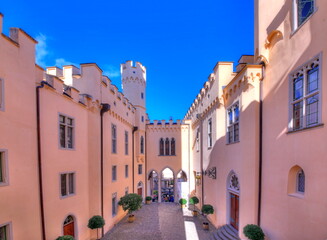 Innenhof und Bergfried  von Schloss Stolzenfels im Mittelrheintal, Koblenz; Südwestdeutschland,...