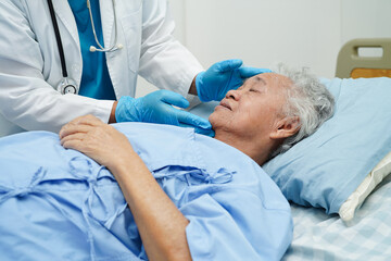 Obraz premium Doctor taking care, help and encourage Asian elder senior woman patient in clinic hospital.