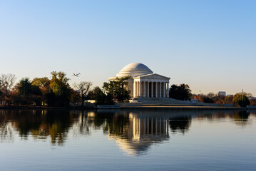 Obraz premium On a calm day in Washington, D.C., the Jefferson Memorial stands prominently.