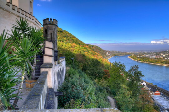 Blick von Schloss Stolzenfels &uuml;ber das Mittelrheintal, Koblenz; S&uuml;dwestdeutschland, Deutschland, Europa.
