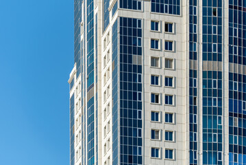 Obraz premium many windows and walls facade of a modern skyscraper without people