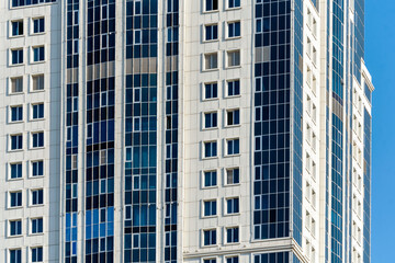 Obraz premium many windows and walls facade of a modern skyscraper without people