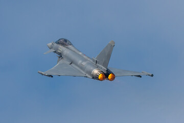 Avión de combate moderno Eurofighter a toda potencia
