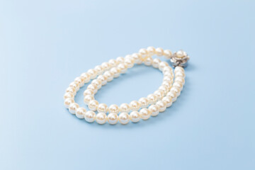 青背景に真珠のネックレス