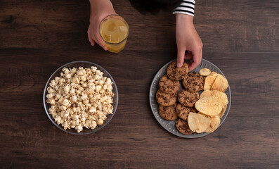 A girl eating snacks and sweets.  スナックや甘いお菓子を食べる女の子