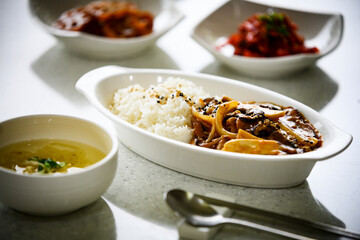 맛있게 만들어진 버섯덮밥과 콩나물국.